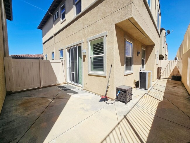 Building Photo - Gorgeous Stand Alone Town Home / Rolling Hills Golf Club is your Back Yard