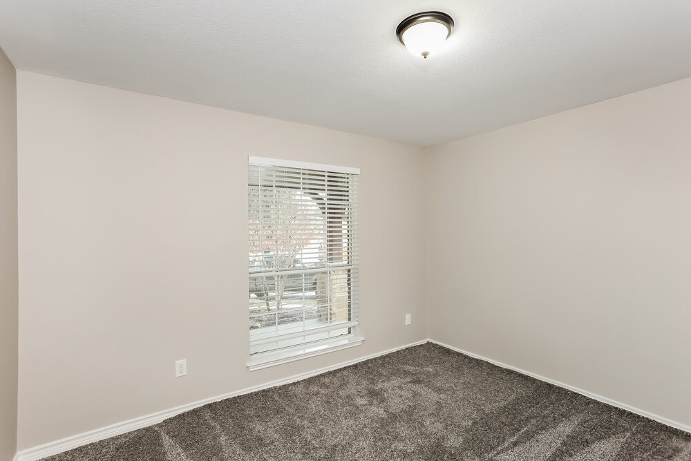 Building Photo - 207 Carriage Dr