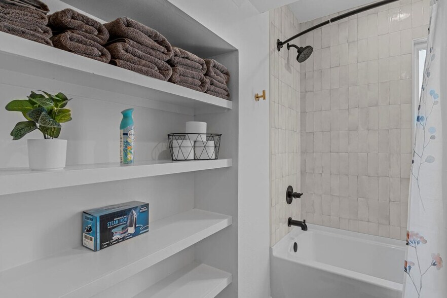 Building Photo - 4637 N 8th Pl