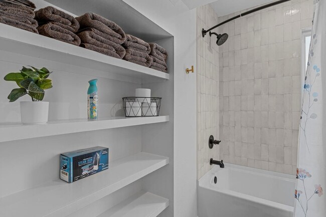 Building Photo - 4637 N 8th Pl