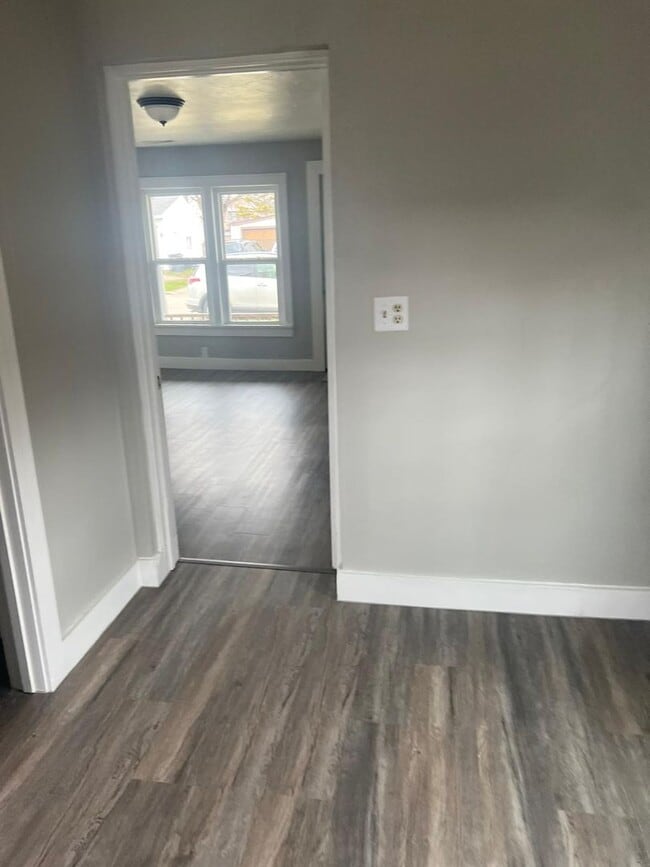 Building Photo - FOR RENT: Recently renovated home in Neenah!