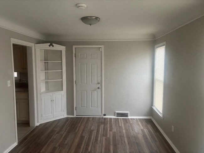 Building Photo - Move-In Ready 3BR Home w/ Fireplace, Garage & Basement – Cleveland