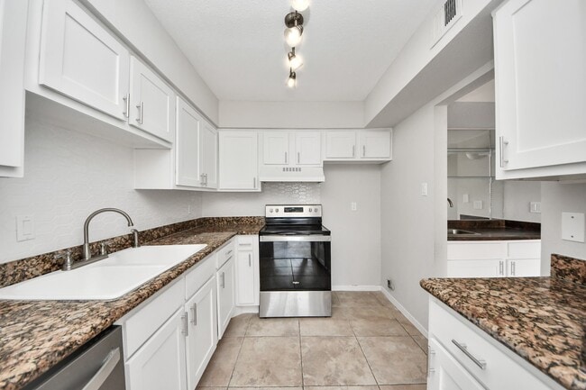 Building Photo - 1818 Augusta Dr