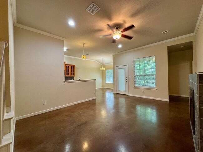 Building Photo - Savannah Court Luxury Townhomes *Leasing S...