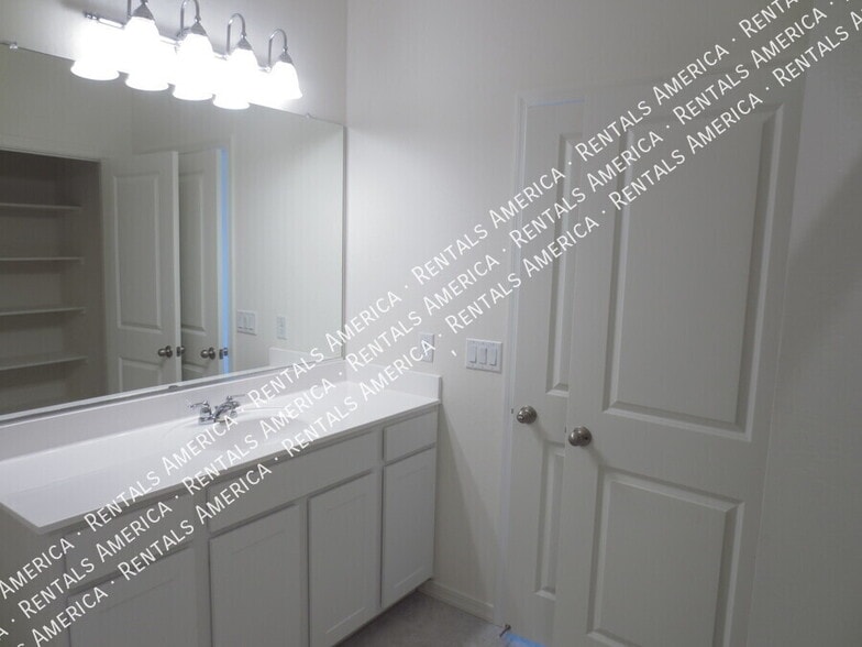 Building Photo - 378 S Borromeo Dr