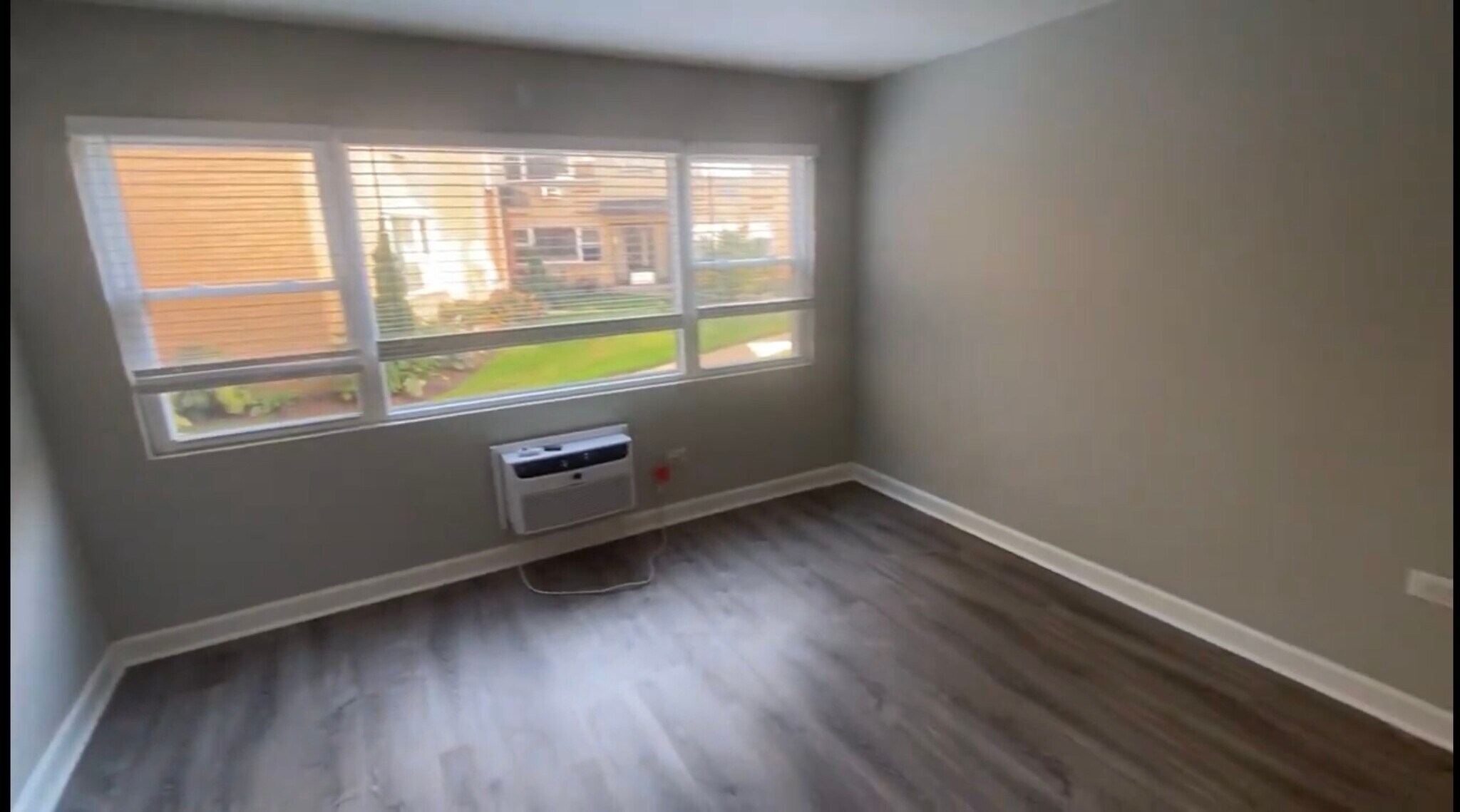 Building Photo - 1321 W Sherwin Ave