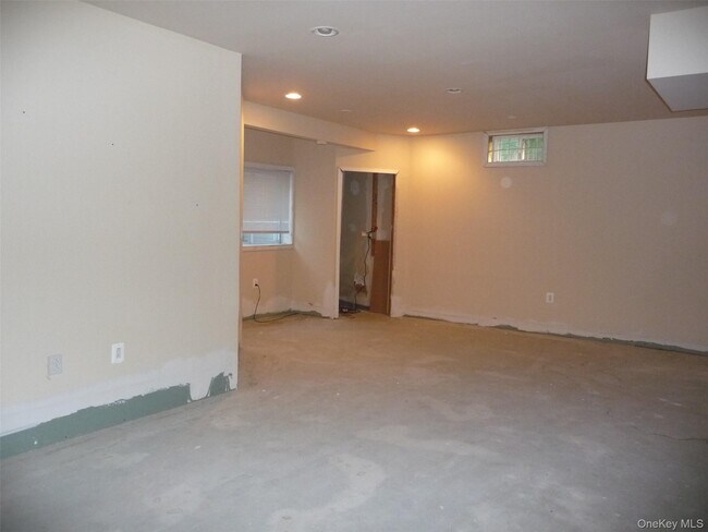 Building Photo - 220 Roosevelt Dr
