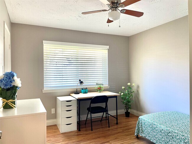 Building Photo - 3023 Sam Houston Dr