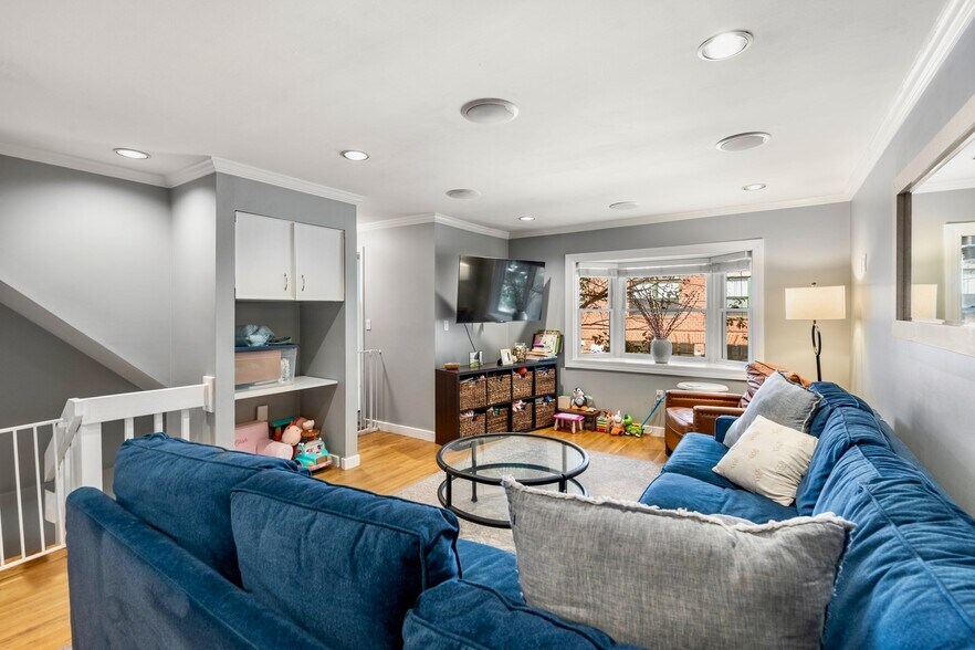 Building Photo - 137 Bolton St