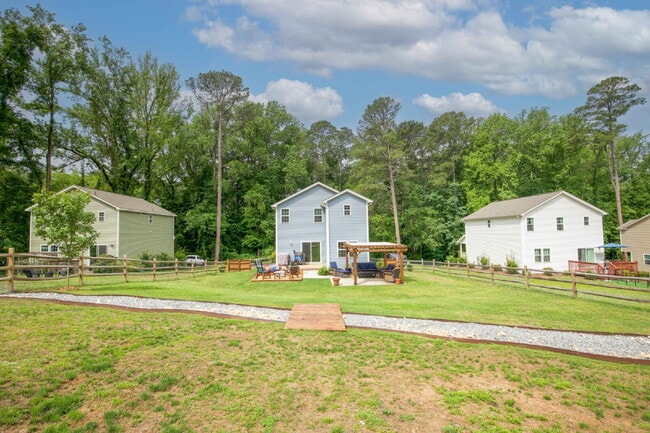Building Photo - Charming 3-bedroom, 2.5-bath home nestled in the heart of Carthage