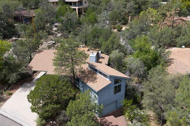Building Photo - 3 bedroom, 3 bath home close to downtown P...