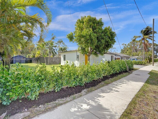 Building Photo - 3661 NE 8th Ave