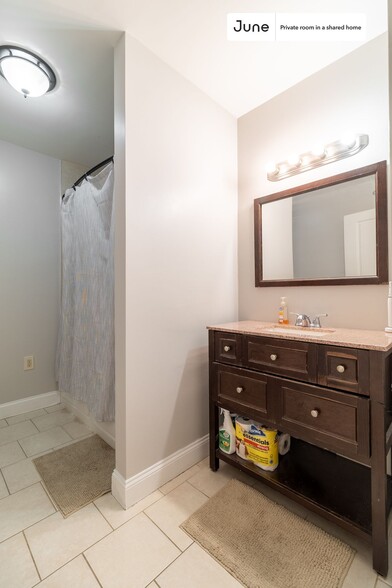 Building Photo - Private bedroom in 3 bed/1.5 bath Home