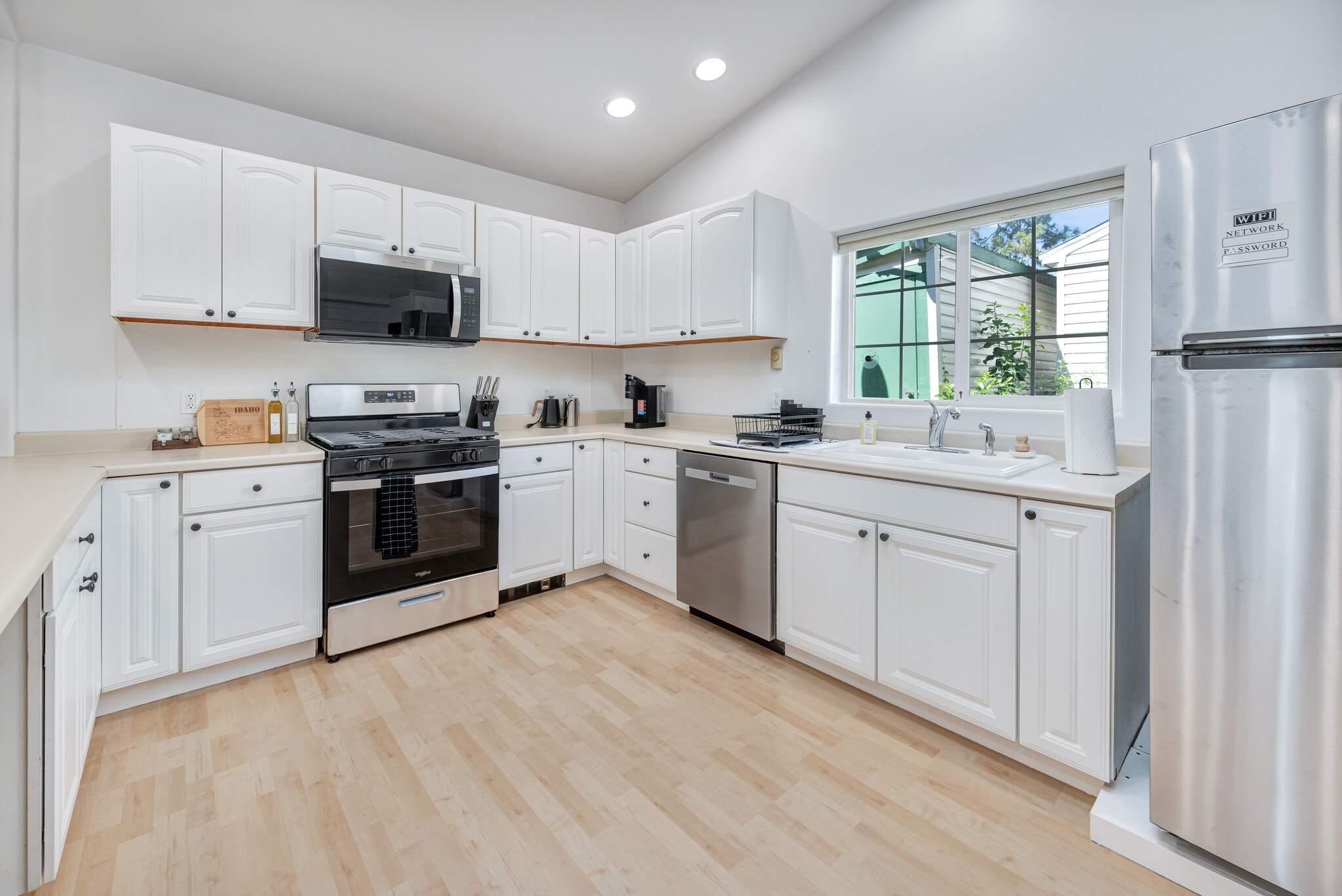 Building Photo - 438 S Ella Ave