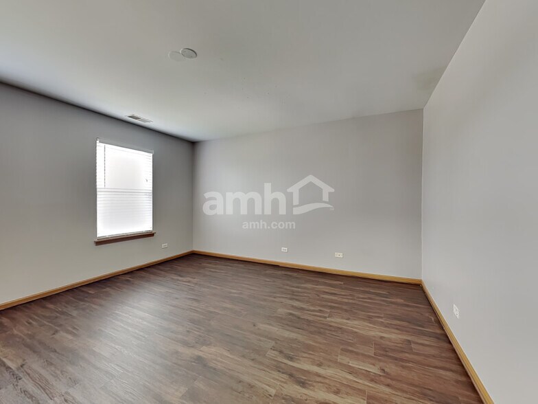 Building Photo - 2046 Middlebury Dr