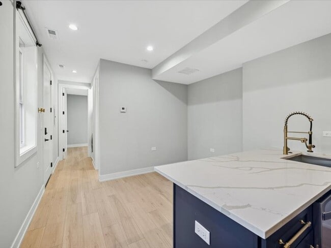 Building Photo - 2818 W Fletcher St