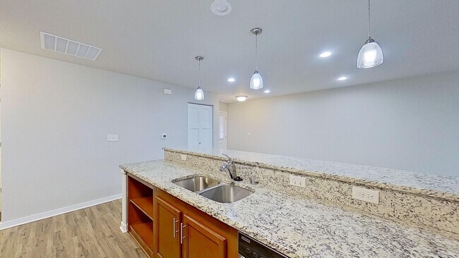 Building Photo - Condo Style Lower 1 Bedroom 1 Bathroom Apartment