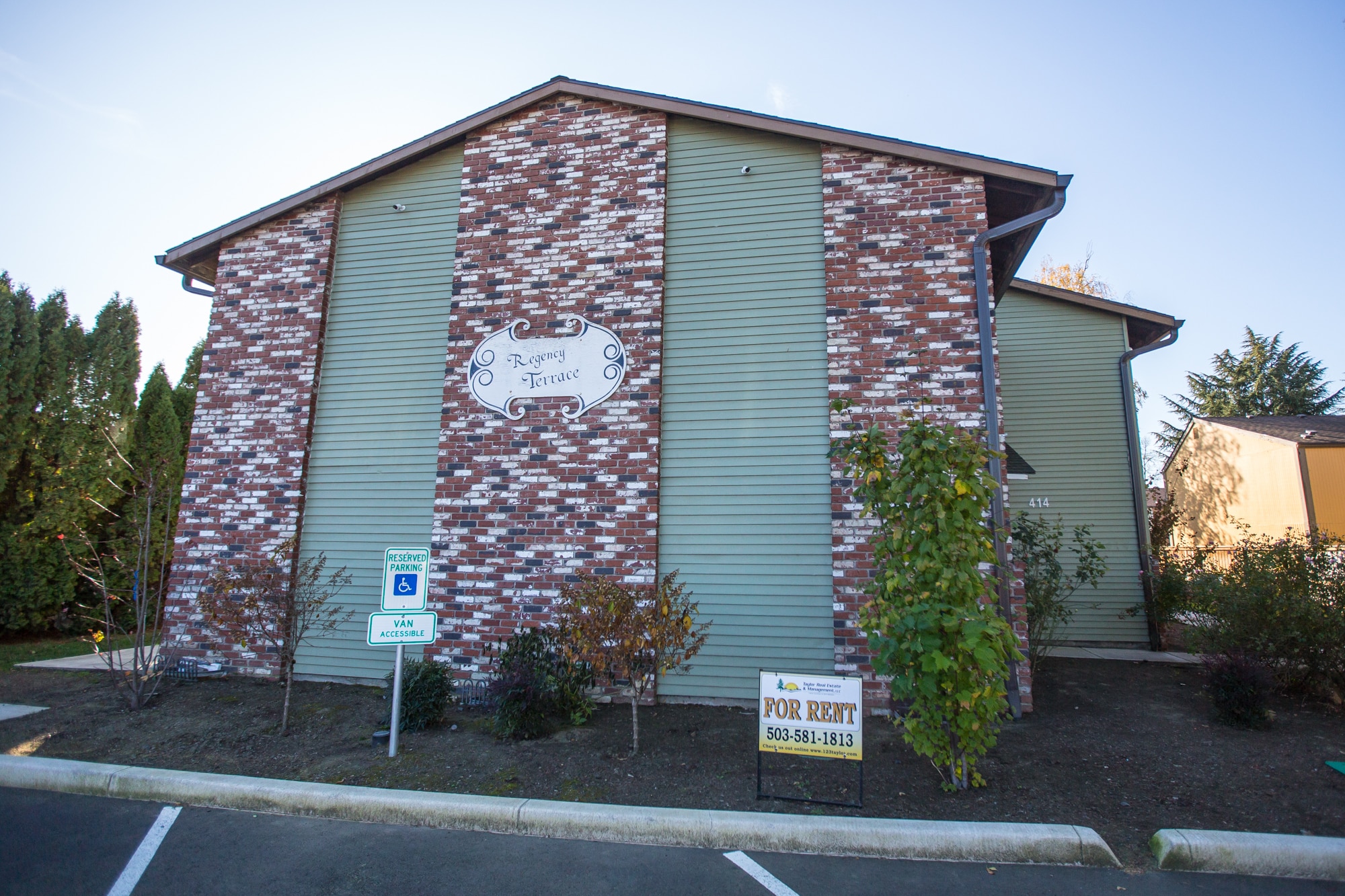 Building Photo - 414 E 9th St