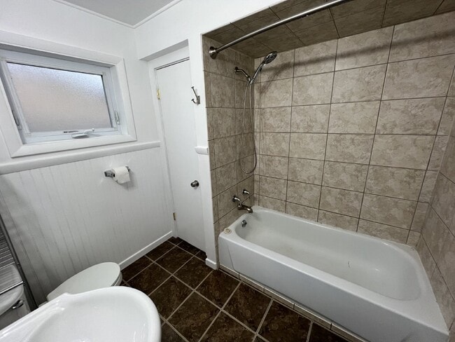 Building Photo - West Side 3BR Townhouse Style