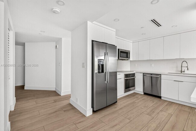 Building Photo - 251 Crandon Blvd