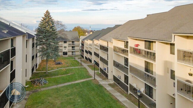 Building Photo - Hills Garden Condo Association - comfort and convenience perfectly situated between Downtown Burl...