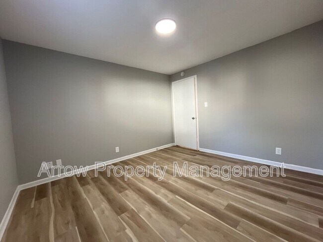 Building Photo - 440 Moffitt St