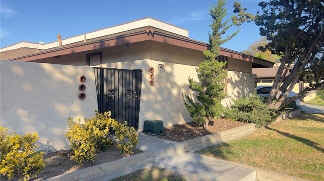 Building Photo - 731 E Fairway Dr
