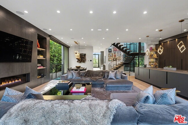 Building Photo - 418 N Sweetzer Ave