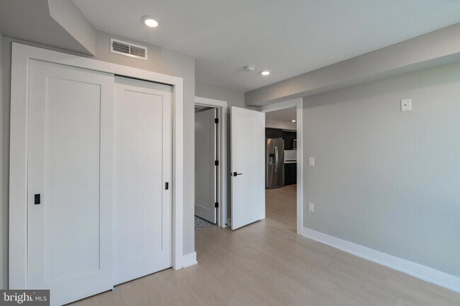 Building Photo - 6604 Ridge Ave