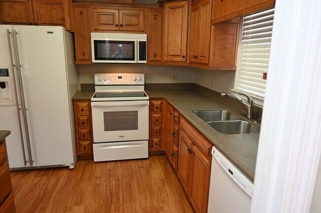 Building Photo - NE-Columbus-3 Bedrooms & 2 full Baths-Move...