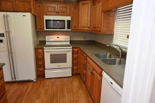 Building Photo - NE-Columbus-3 Bedrooms & 2 full Baths-Move-In Ready