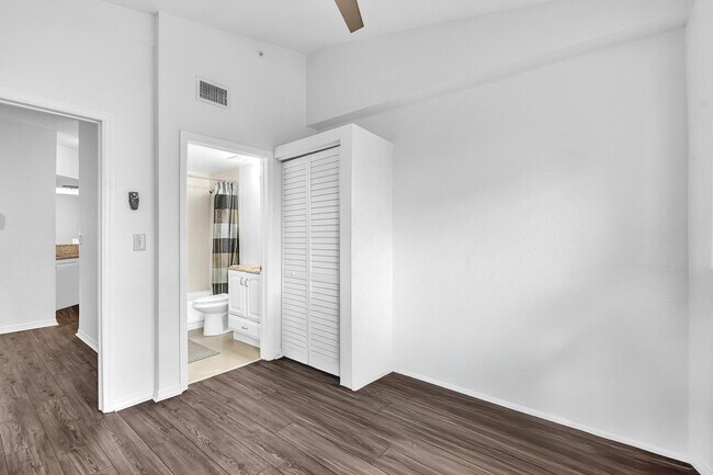 Building Photo - 725 SW 148th Ave