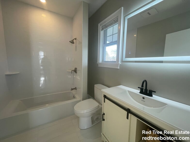 Building Photo - 1166 Fellsway