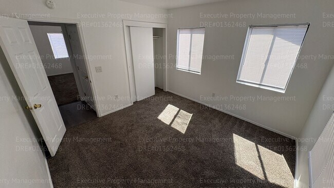 Building Photo - 1118 Chico St