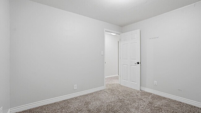 Building Photo - 4 Bedroom Townhome in Daybreak!!
