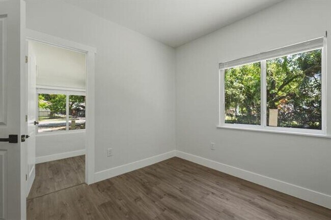 Building Photo - 12980 NE 10th Ave