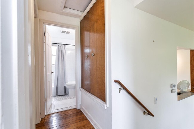 Building Photo - 2263 Parkwood Ave