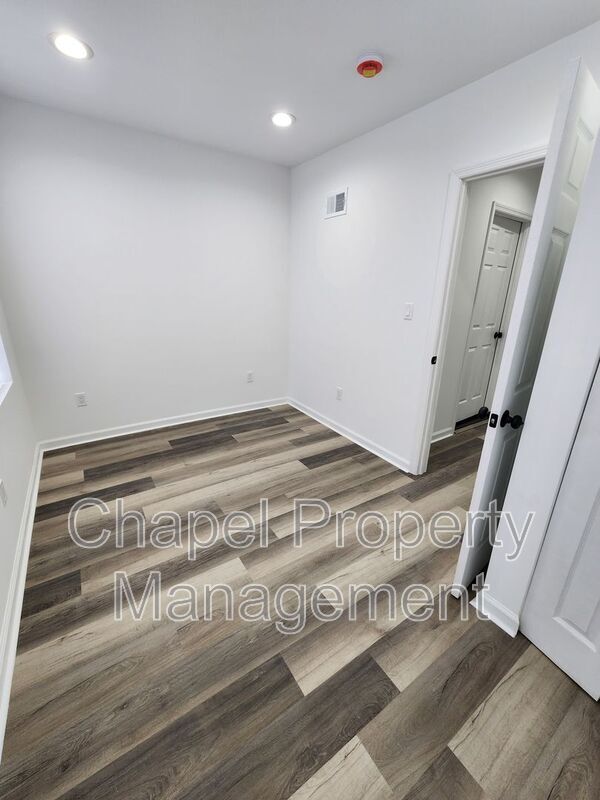 Building Photo - 5012 W Stiles St