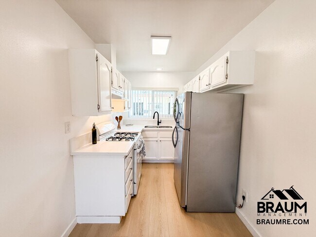 Building Photo - 4636 Laurel Canyon Blvd