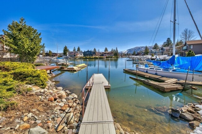 Building Photo - Beautiful pet friendly home with amazing views and private boat dock avail. Now! W/ lots of extra...