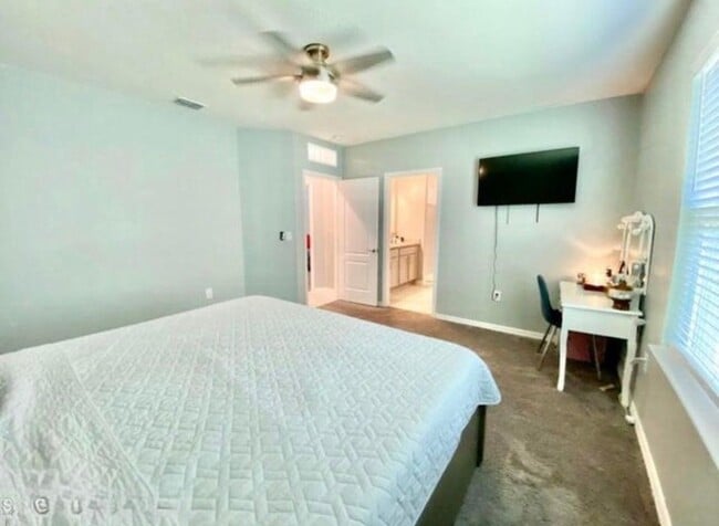 Building Photo - 708 Corbin Cir SW