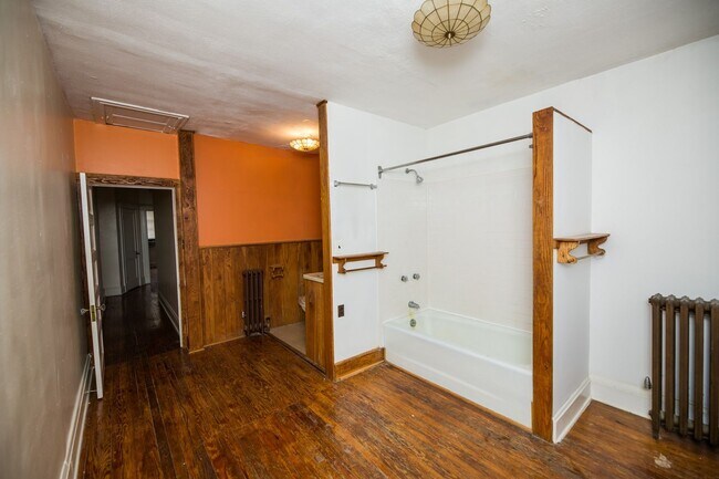 Building Photo - Charles Village 2bd/2ba Rowhome with Parking Spots, W/D and more! Available 7/20