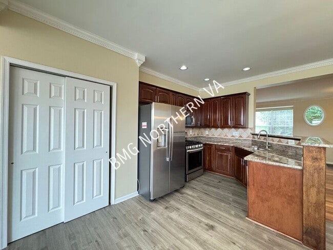 Building Photo - 10230 Magnolia Grove Dr
