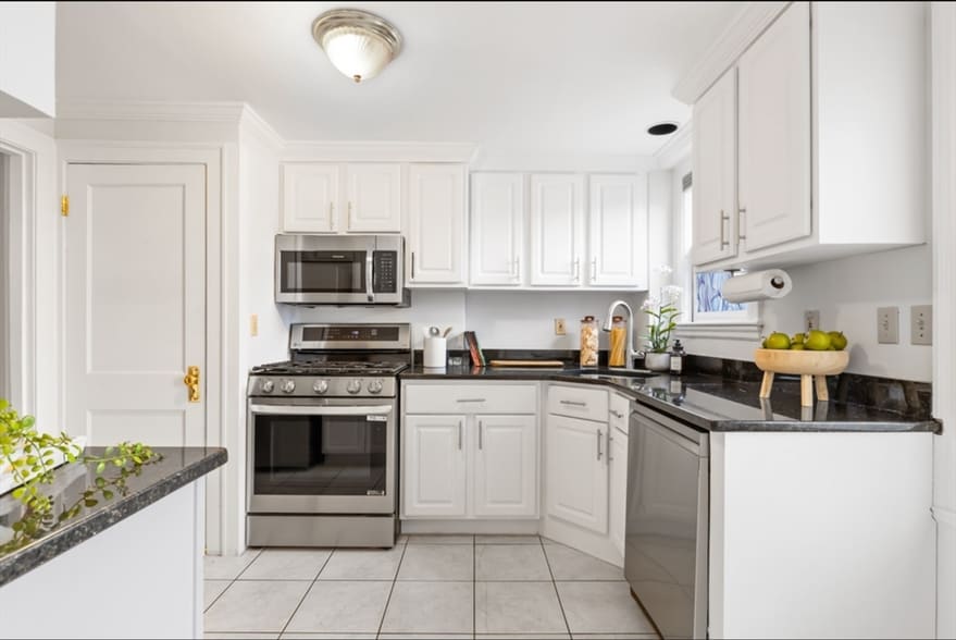 Building Photo - 64 Rowe St