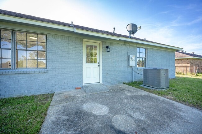 Building Photo - Charming 3-Bed, 1-Bath Home - Fully Remodeled & Move-In Ready!