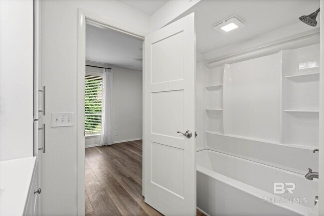 Building Photo - 2024 Sea Cliff Dr N