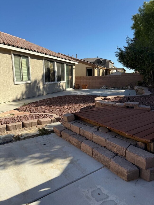 Building Photo - Beautiful three Bedroom, 2 Bath Home