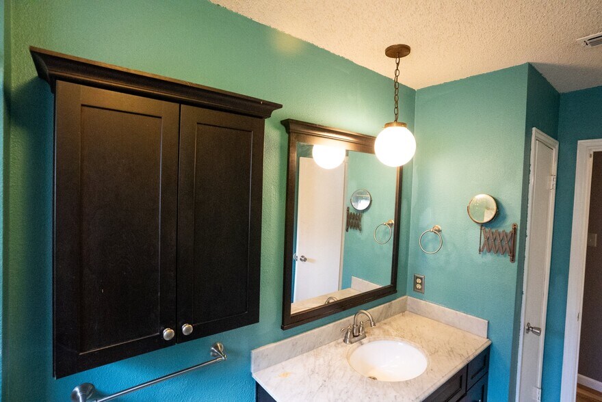 Building Photo - 9904 Briar Ridge Dr
