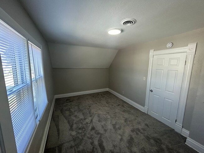 Building Photo - Highly walkable upstairs duplex