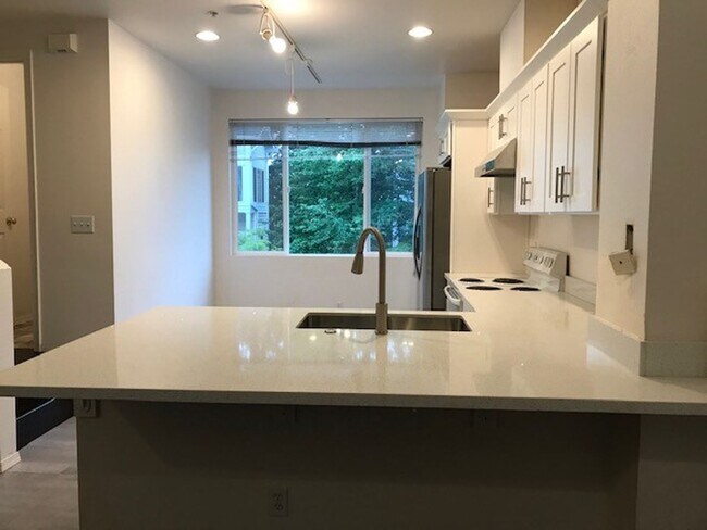 Building Photo - Beautiful remodeled 3 Story Townhome Pre-Leasing, Available now!
